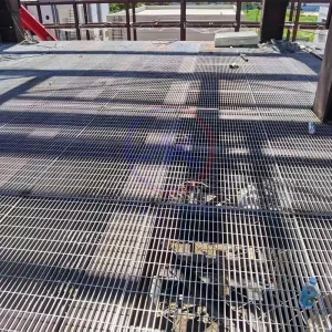 G325 30 76 Industrial Heavy Duty Durable Galvanized Steel Serrated Bar Grating Walkway Platform Floor Water Fire Resistant