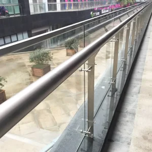High Strength 304 Stainless Steel Modern Hotel Post Glass Balustrade with Easy Installation for Commercial Deck Projects
