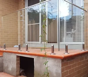 Modern Custom Glass Stainless Steel Railing Handrail Spigot Safety Tempered Glass Baluster Stair Balcony Villa Outdoor Garden