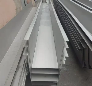 Stainless Steel U shaped Gutters Anti Corrosion Waterproof Customizable Size Thickness Welding Process for Wall Roof
